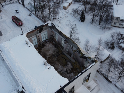 Часть плоской кровли обрушилась под давлением снега и массой воды в утеплителе. Пострадавших нет, но зданию и оборудованию причинен не поправимый вред. 